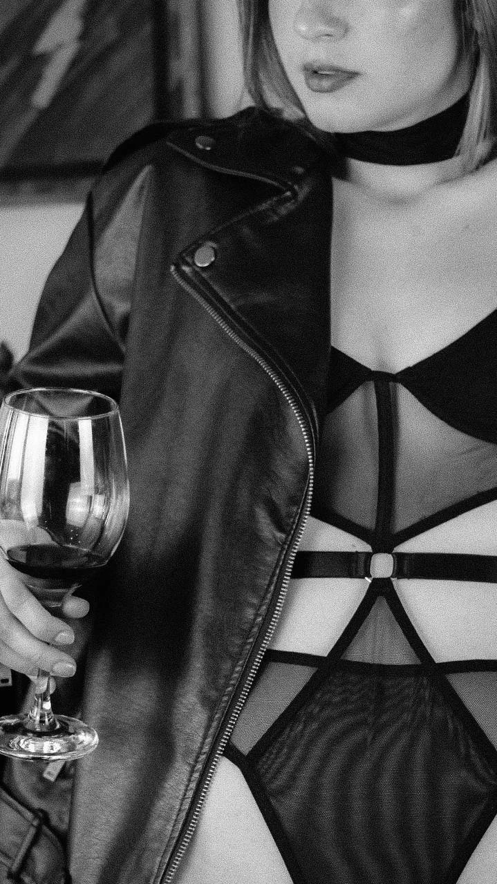 Fotografia em preto e branco de um conjunto em tule com jaqueta